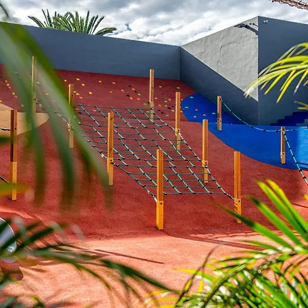 Adrian Roca Nivaria Otel